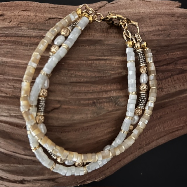 Gorgeous 3-Strand Shell & Pearl Bracelet - Image 3