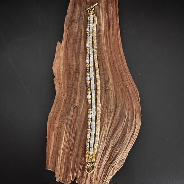 Gorgeous 3-Strand Shell & Pearl Bracelet - Image 4